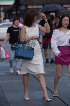 白色连衣裙美女