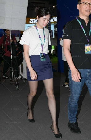 241018-22=111√她在上班呢～ 11P