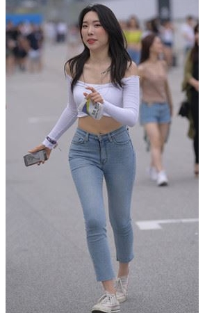 漂亮的一字抹胸装紧牛美女(88P)