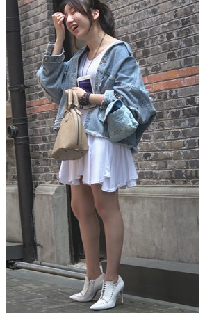 拍照的白裙妹子