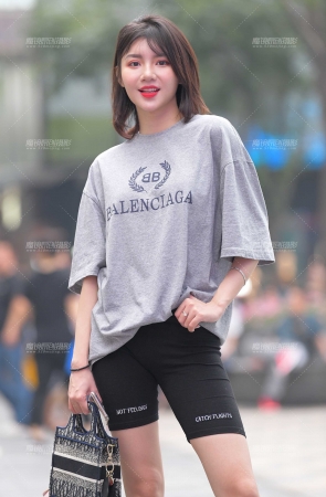 逛街的紧身裤美女