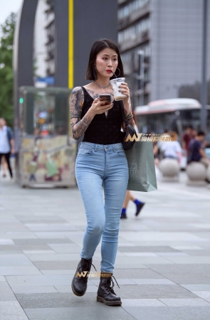 潮流紧身牛仔裤美女