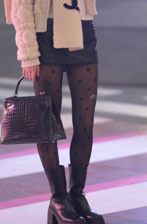 街拍黑丝少妇-13p