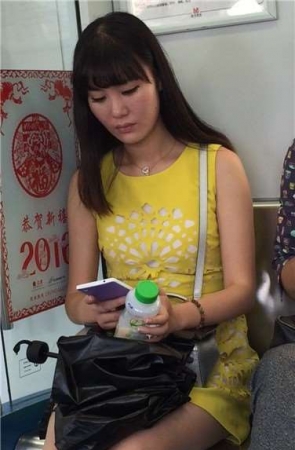 地铁上街拍忧郁的黄群美少妇