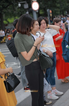 黑色健美裤，短发女孩