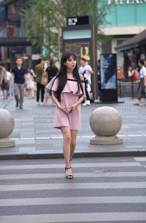 街拍粉色雪纺裙高跟美女