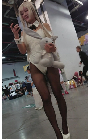 连体黑丝coplay妹子