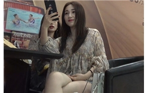 4K – 连衣裙凉高美足网红妹纸跟闺蜜自拍 [866 MB/avi]