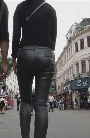 街拍性感丰臀SF跟闺蜜边走边聊。 [485 MB]