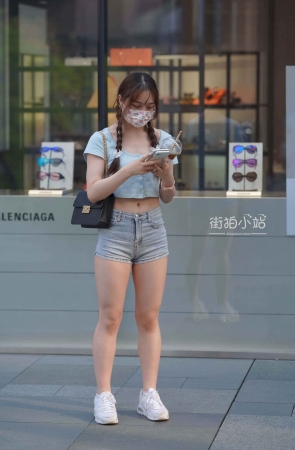 街拍双麻花辫邻家小妹