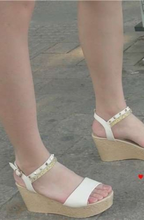 4k-喝着豆浆等公交的美女，一双干净的坡高跟素脚丫。