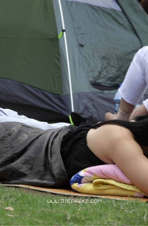 街拍高冷型墨镜少妇公园草地上的阅读时光