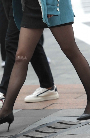 诱惑街拍黑丝高跟少妇