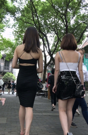 性感的包臀裙好身材美女姐妹