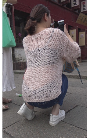 拍照的牛仔妹子