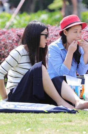 草地上野餐的小资女