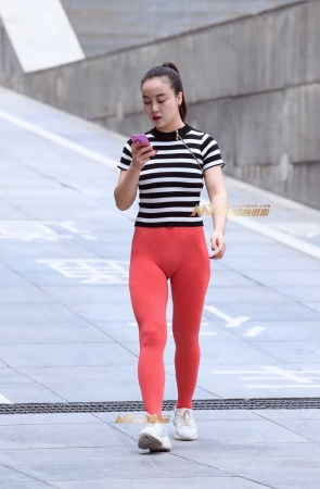 红色紧身裤翘臀