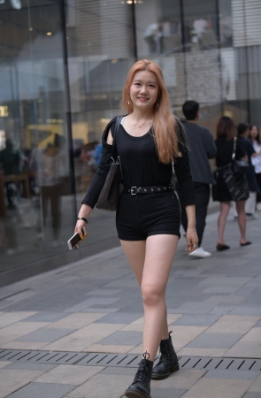 笑起来牙齿好白