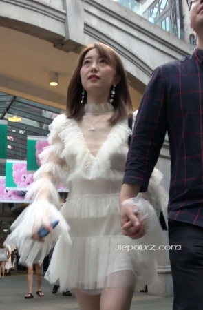 4K – 街拍白色连衣裙高跟鞋街拍美女 [2.33 GB/MP4]