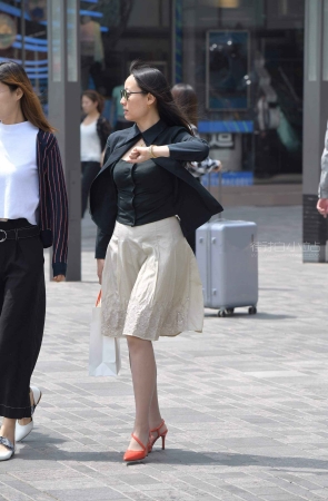 街拍橘色高跟美女