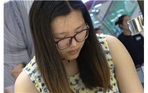 4k-米黄色斑点连衣裙美女鞋柜试鞋街拍美足