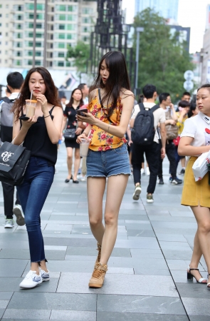 长腿吊带小姐姐