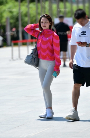 漂亮灰紧身裤美女