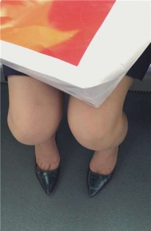 地铁拍摄尖嘴高跟美腿性感少妇