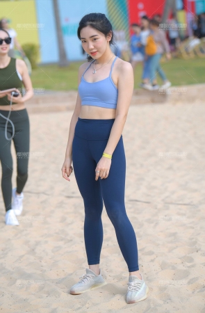 蓝色紧身小美女