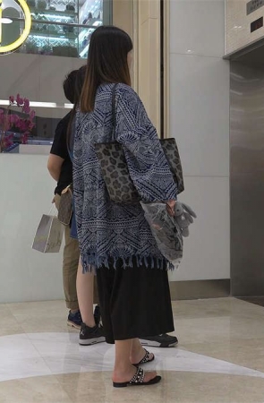 妹子试鞋子后去电梯