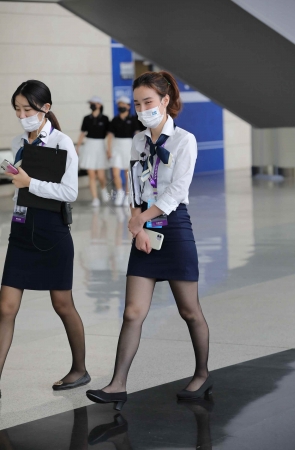 【街拍心灵】汽车销 售顾问黑丝制服街拍美腿