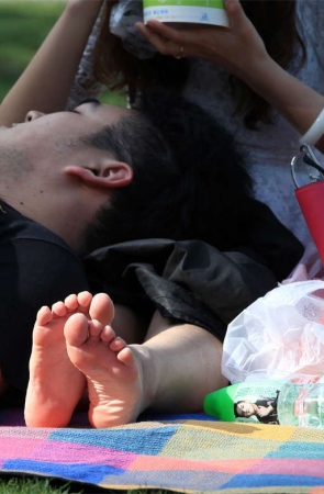 No1348 清纯的少女，这脚露的也有些羞涩