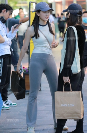 灰色紧身裤小妹