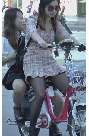 电动车上的黑丝MM