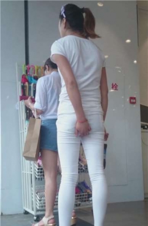 4K – 车站偶遇超近白裤韵味美F [437 MB]