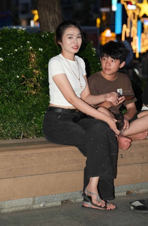 越南篇-广场休息的拖鞋少妇39P 11P