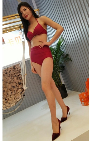 红色高腰比基尼小姐姐