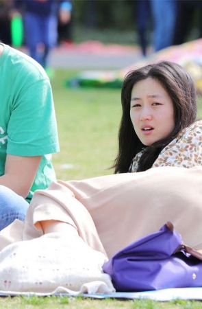 No1596 清纯女孩一双骨感瘦足，没想到足底还挺斑驳的