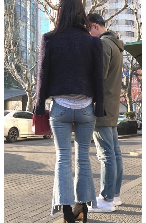 蓝色牛仔喇叭裤气质美女[1.77G/MP4]