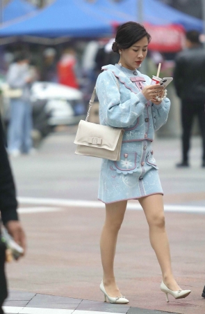 诱惑街拍肉丝高跟shaofu