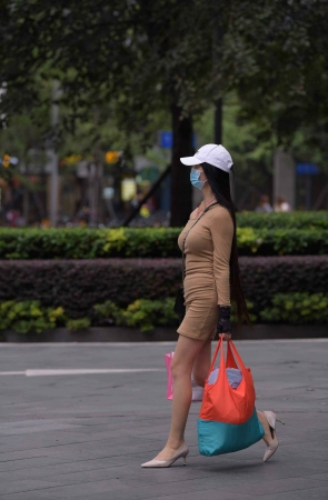 白色鸭舌帽小姐姐头发好长~