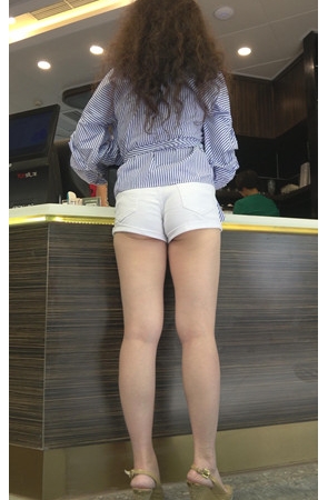 长腿白热裤妹子