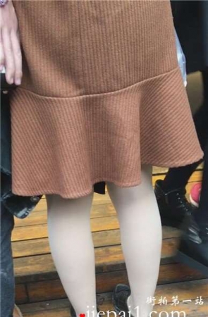 街拍美裙白丝袜漂亮MM