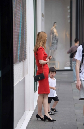 街拍红裙小姐姐！