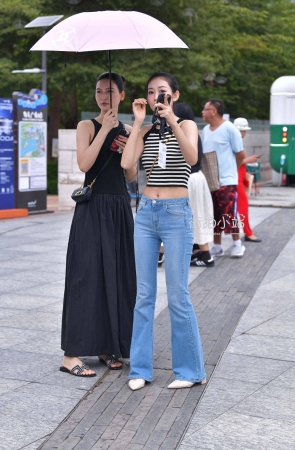 极品大长腿牛仔美女