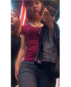 超紧绷丰臀红T恤美女姐姐跟闺蜜逛商场！[1.85 GB]