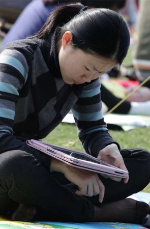 No384 草地丝足街拍，由一套超薄短黑丝开张