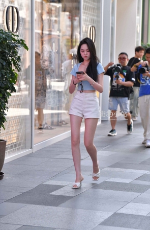 街拍极品美腿凉鞋小姐姐