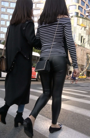 条纹一字肩T恤街拍皮裤美臀美女