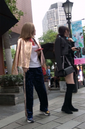 黑色长靴热裤小西装美腿美女